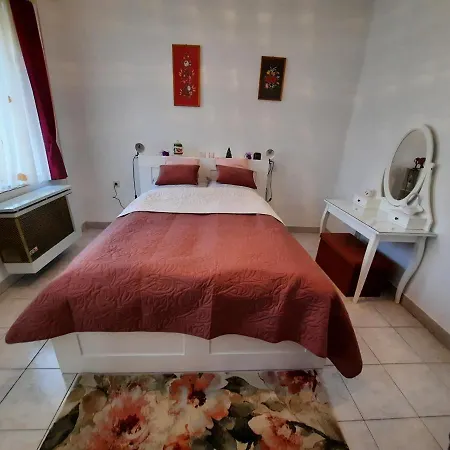 Istvan Vendeghaz アパート *