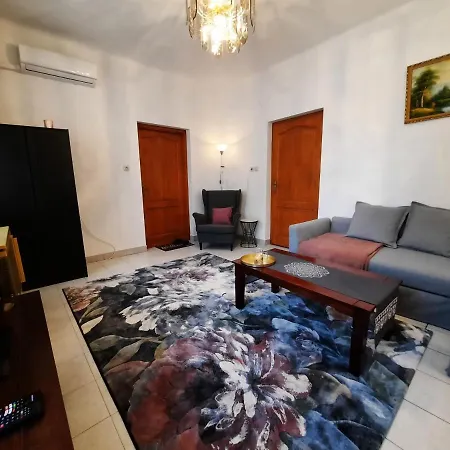 Istvan Vendeghaz アパート